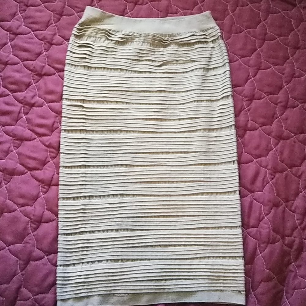 High-waisted stretchy skirt